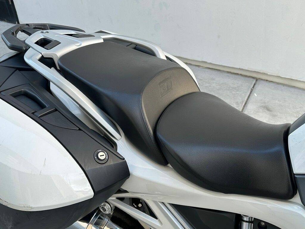 2022 BMW R 1250 RT Alpine White - Image 3