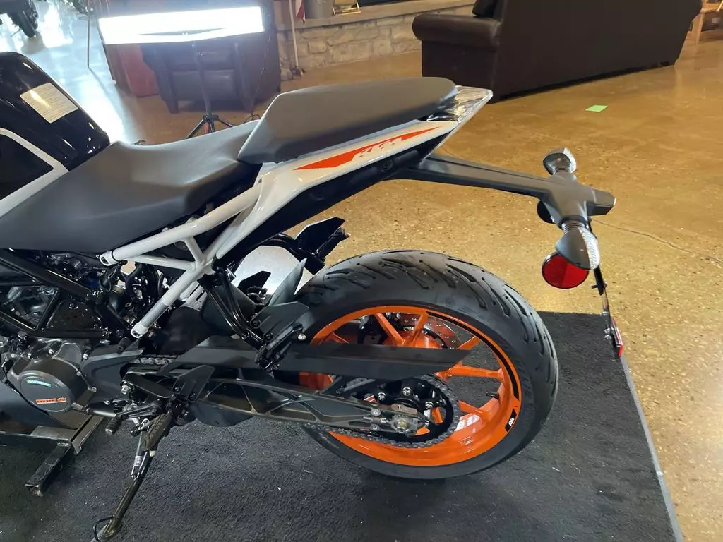 2022 KTM 200 Duke - Image 5