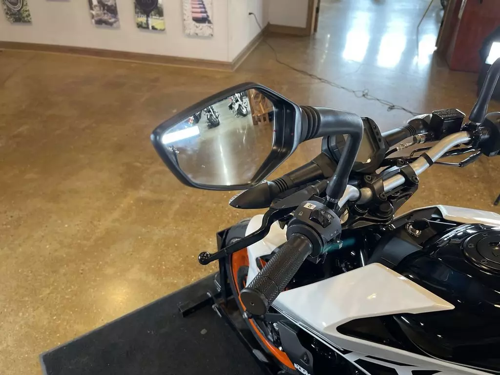 2022 KTM 200 Duke - Image 10